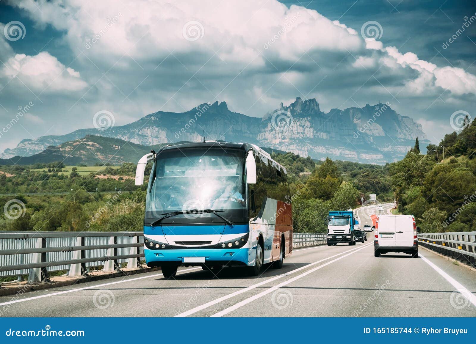 autobus viajando por una carretera espanola
