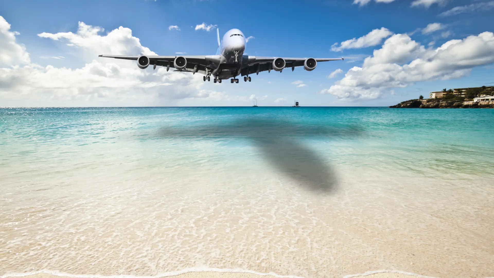 avion despegando sobre el oceano