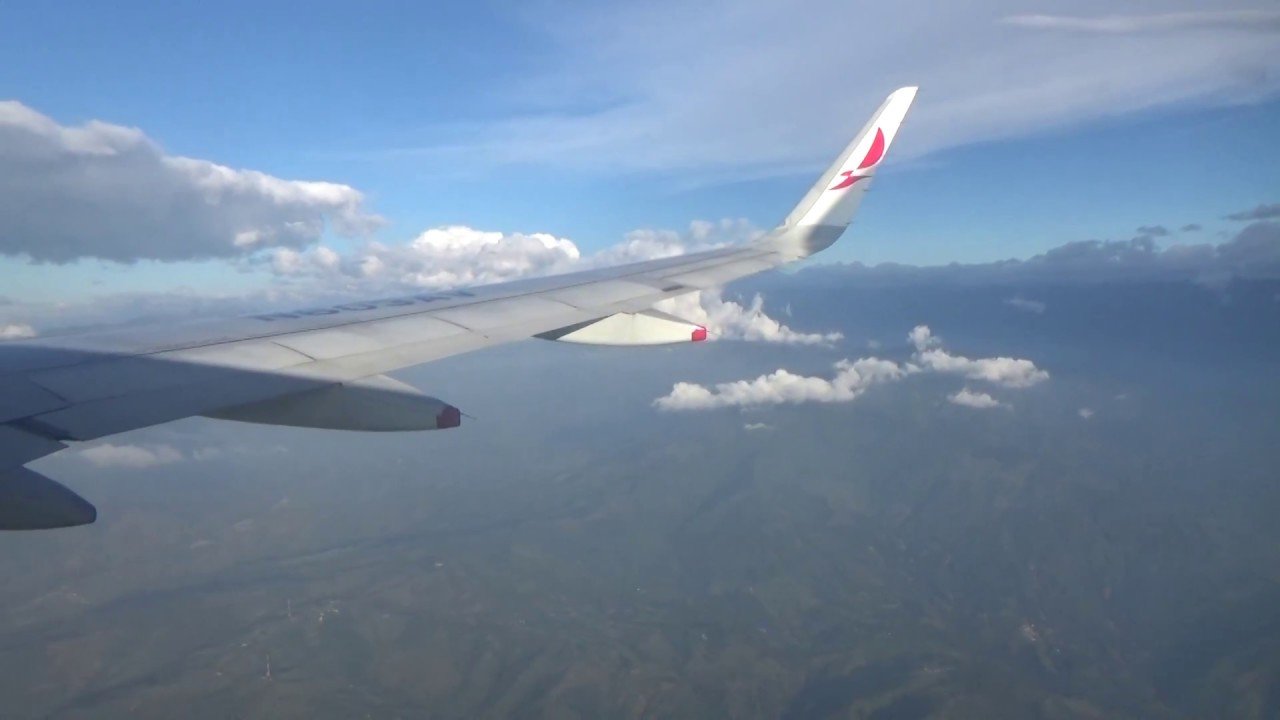 avion despegando sobre un paisaje colombiano