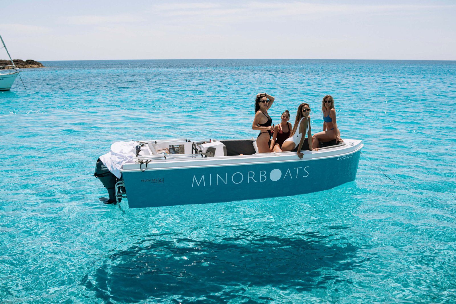 barco en aguas cristalinas de menorca