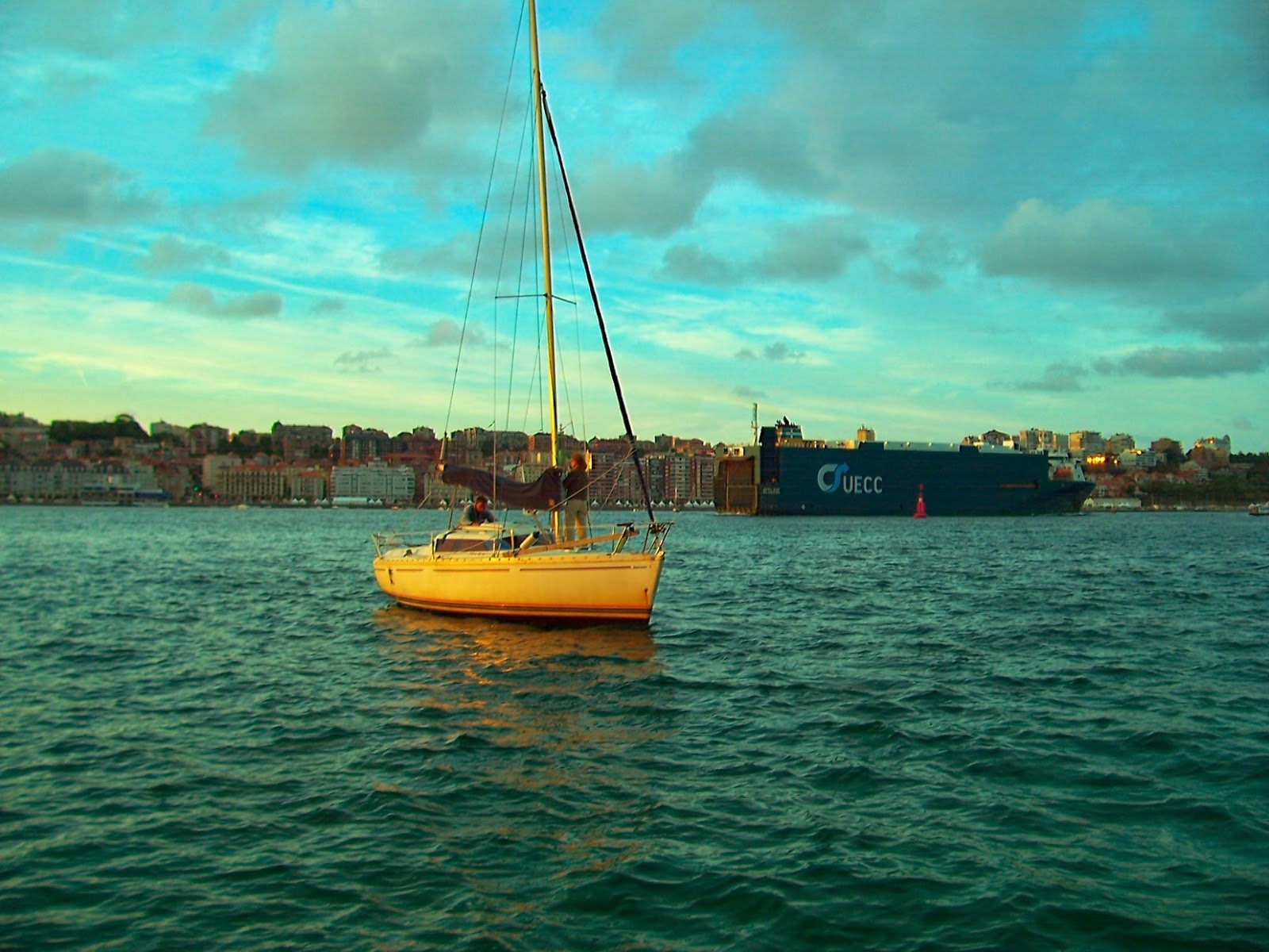 barco navegando hacia tanger al atardecer