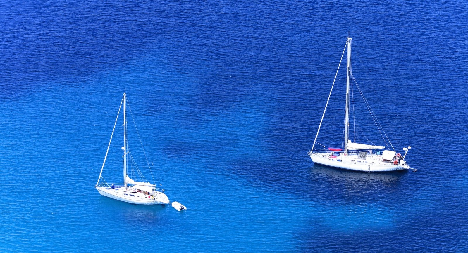 barco navegando por aguas de baleares