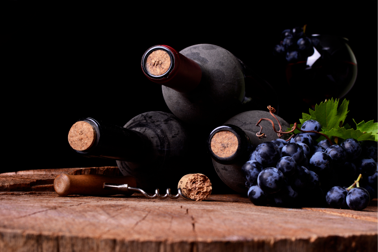 botellas de vino en una mesa elegante