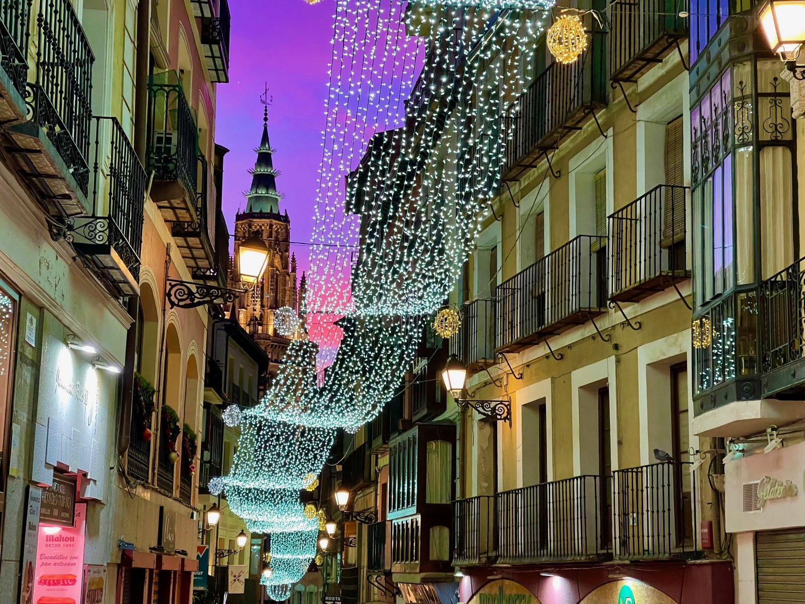 calle iluminada de toledo por la noche