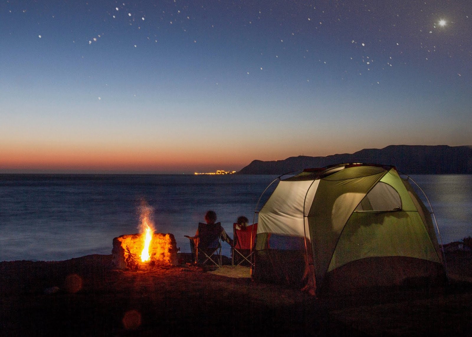 camping junto a la playa al atardecer