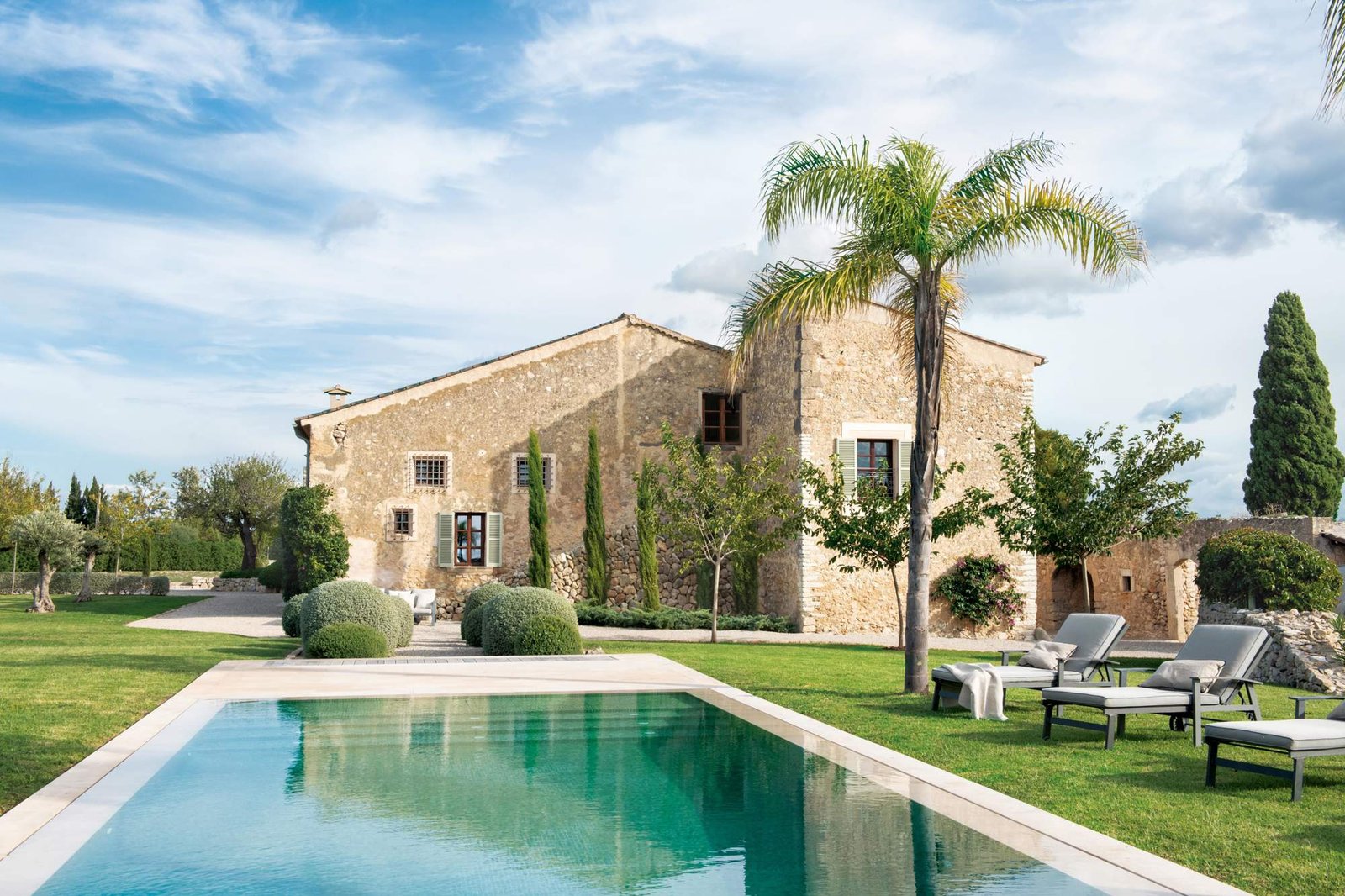 casa con piscina en un entorno natural