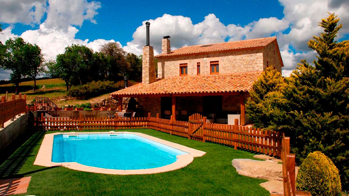 casa rural con piscina rodeada de naturaleza