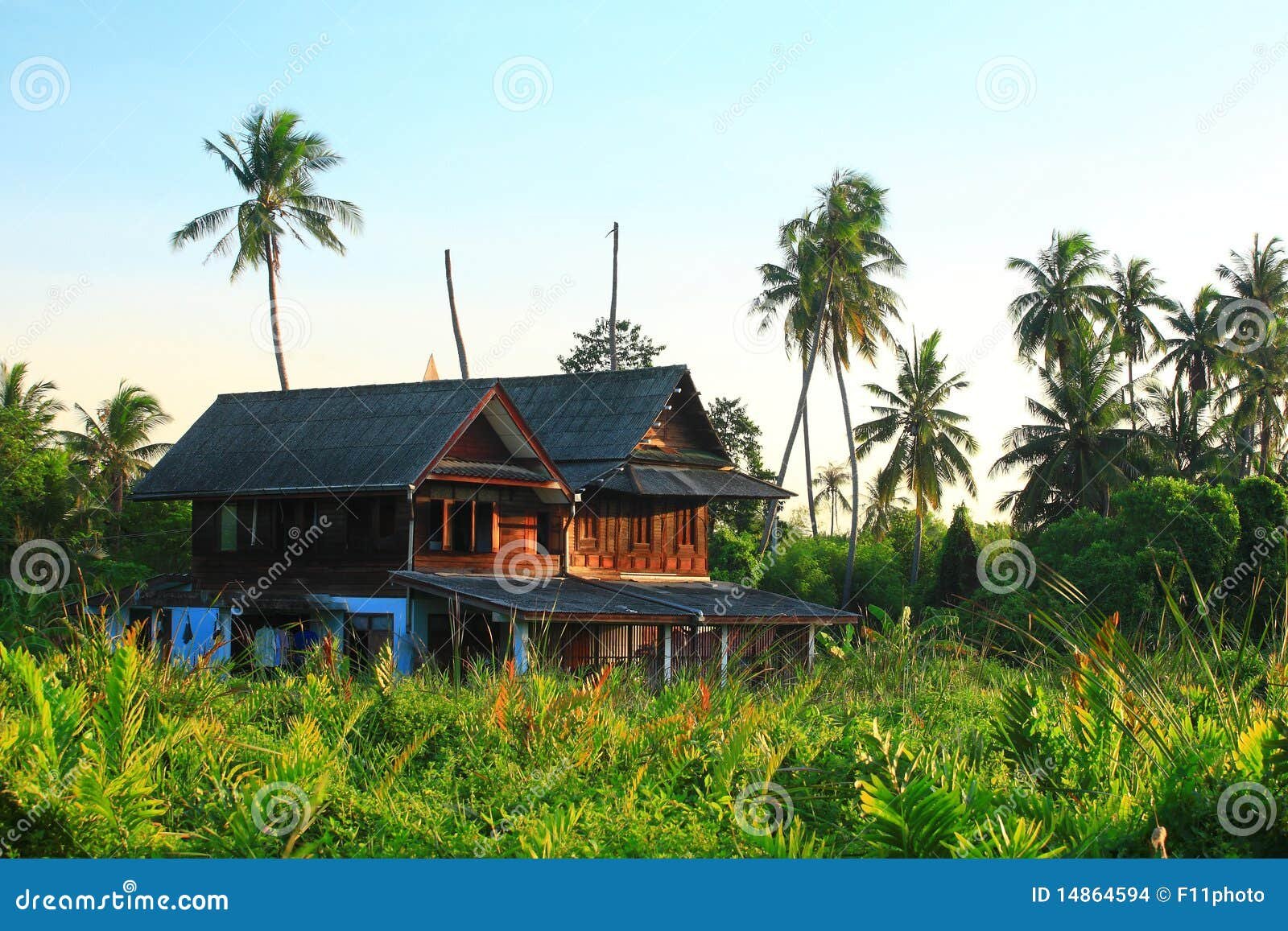 casa tradicional tailandesa en paisaje tropical