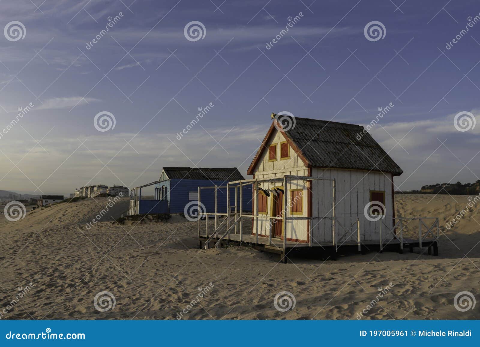 casas en la costa portuguesa al atardecer