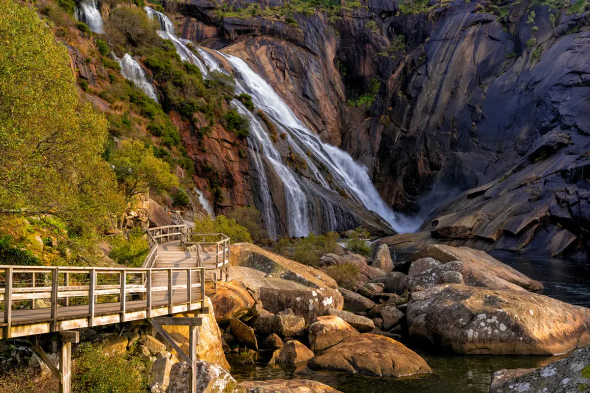 cascada rodeada de naturaleza en lanzarote