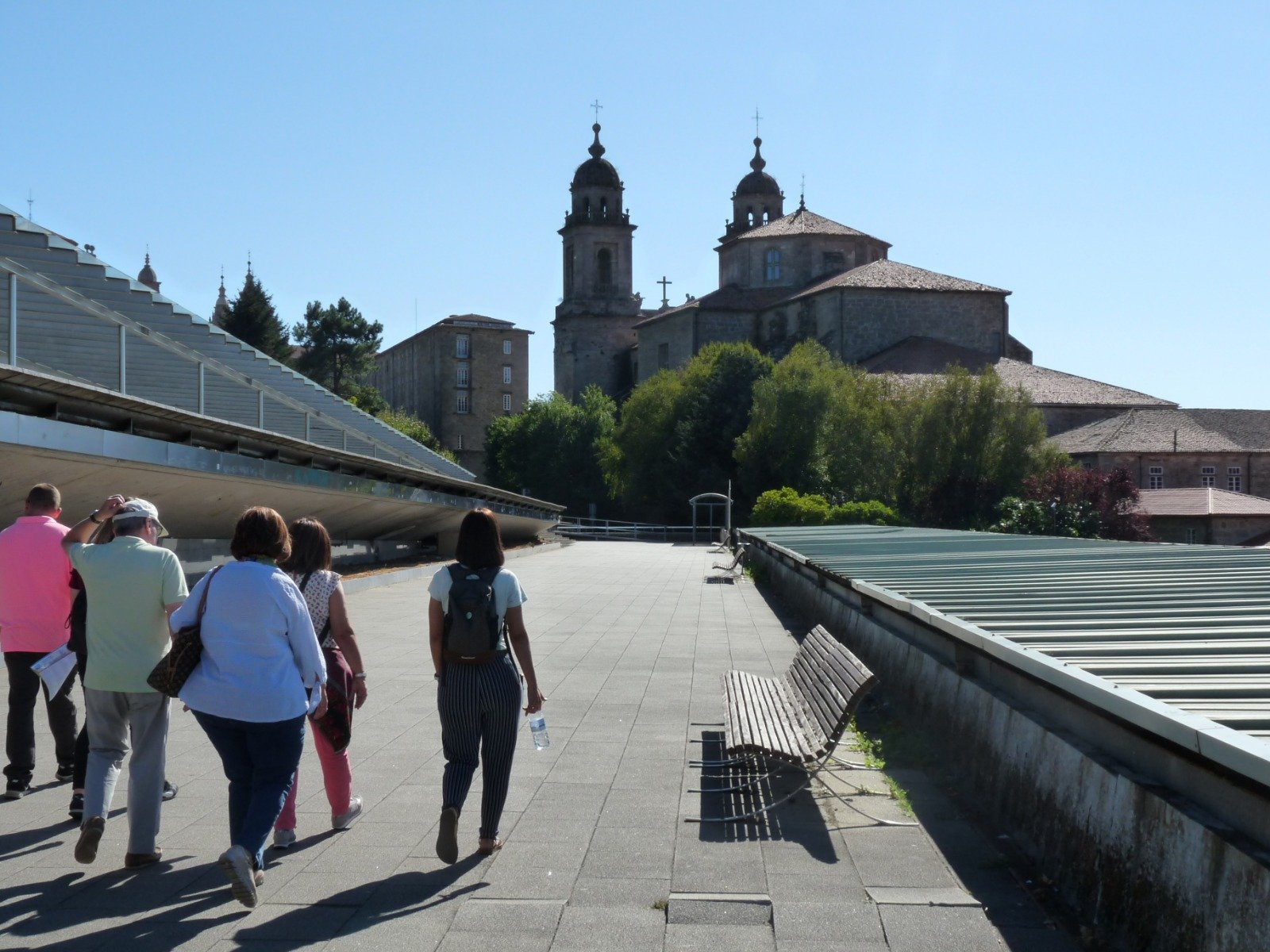 catedral de santiago con turistas admirandola