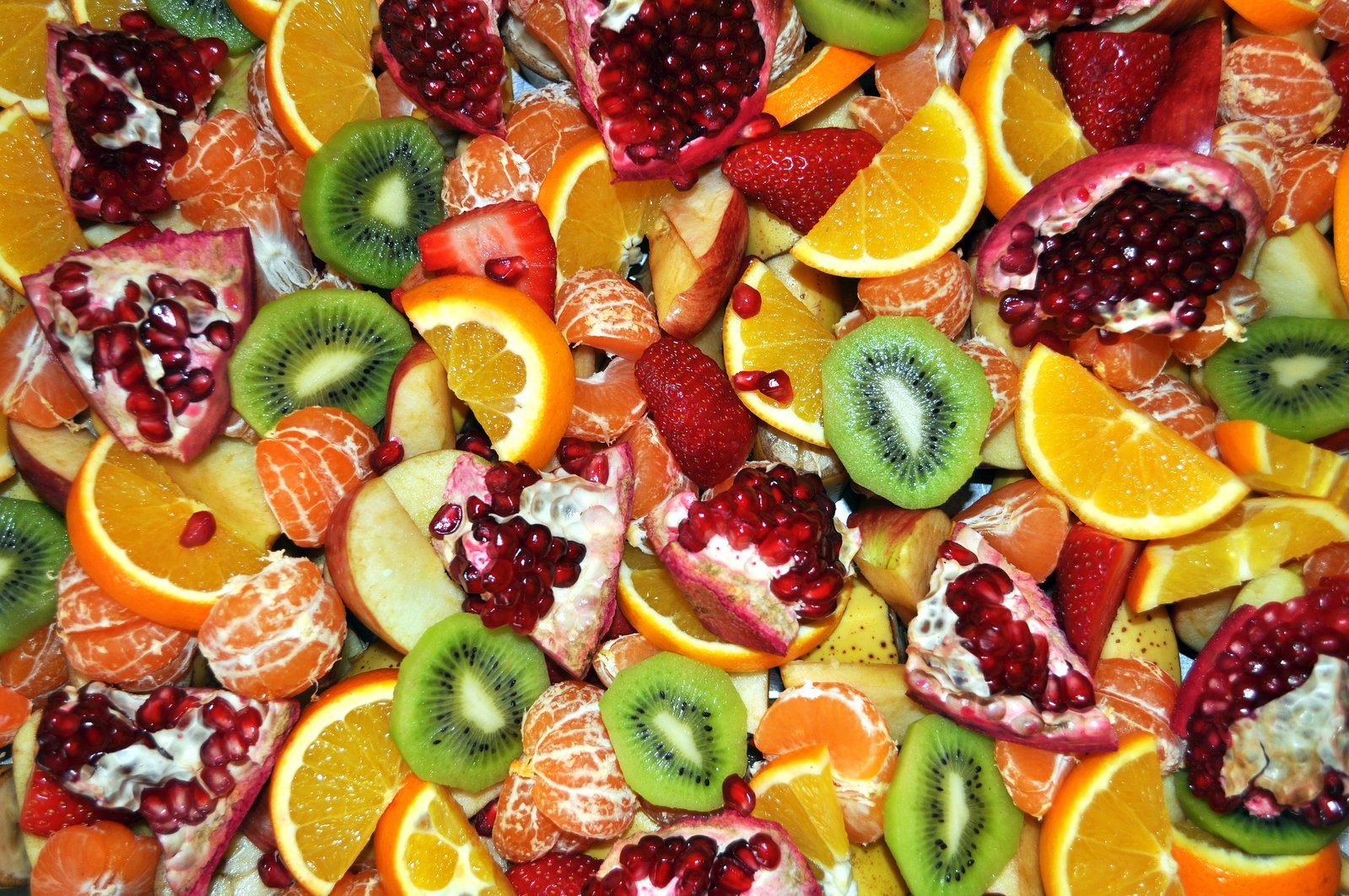 cesta de frutas colorida y atractiva