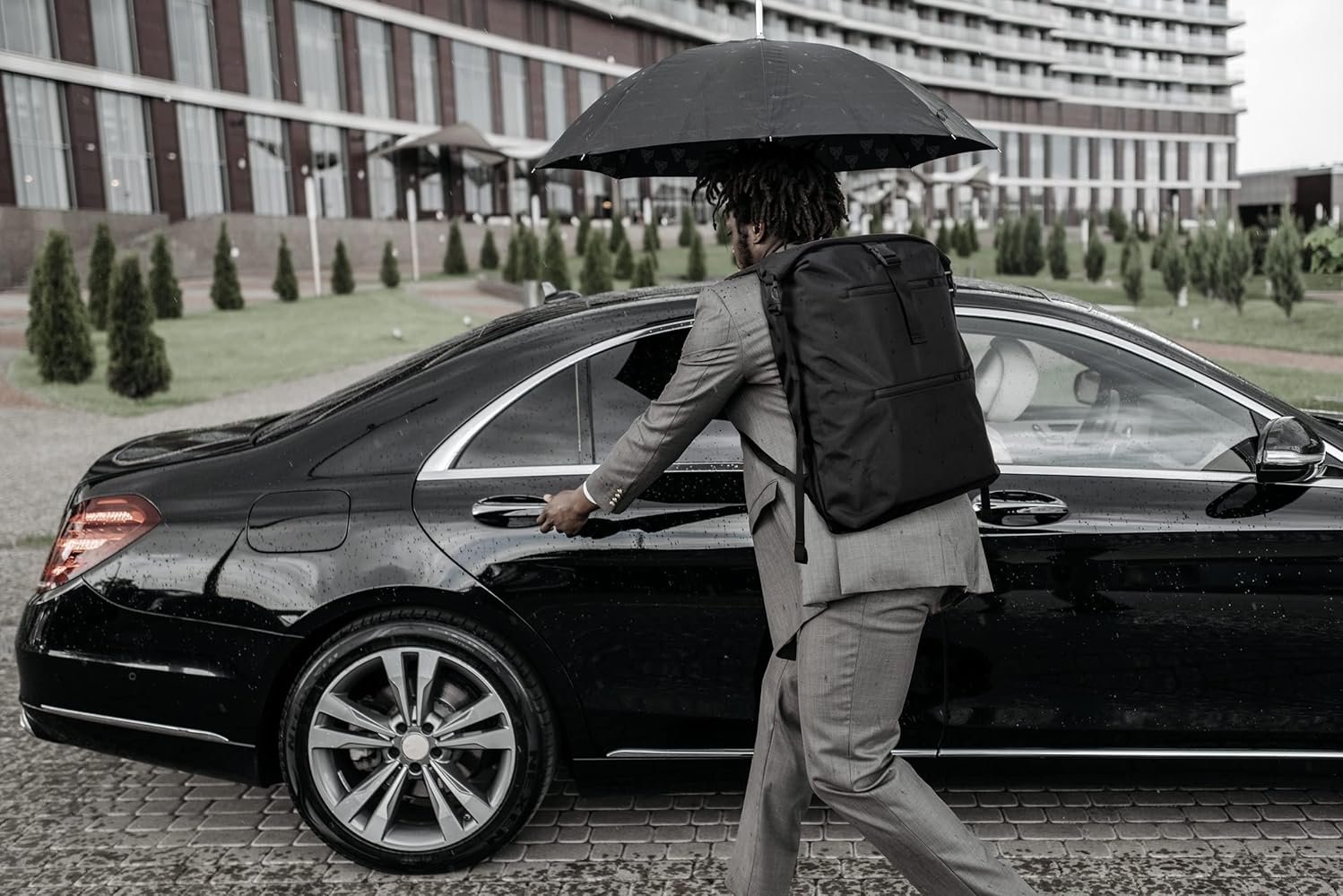 coche asegurado bajo un paraguas protector