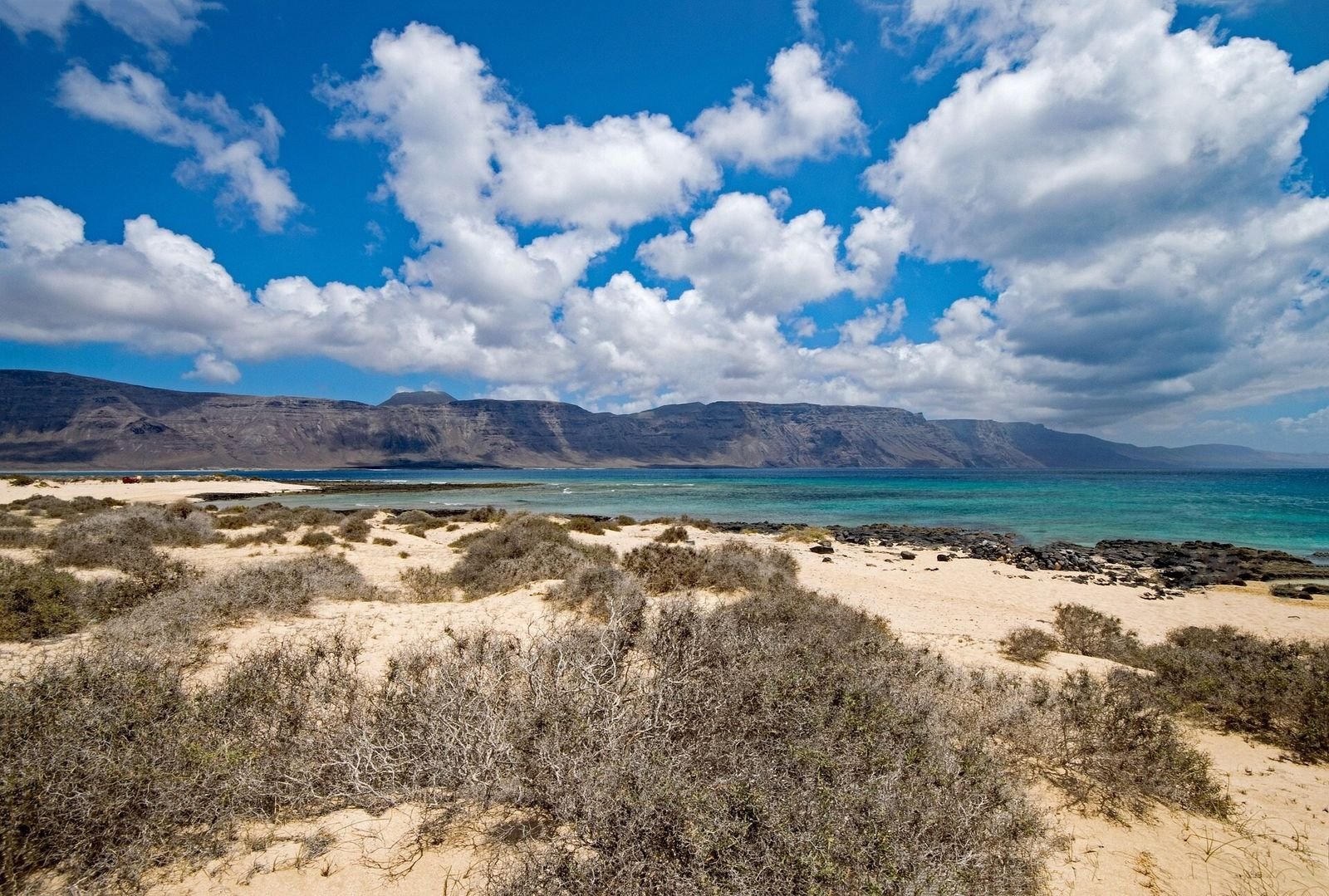 coche de alquiler en paisajes de lanzarote 1