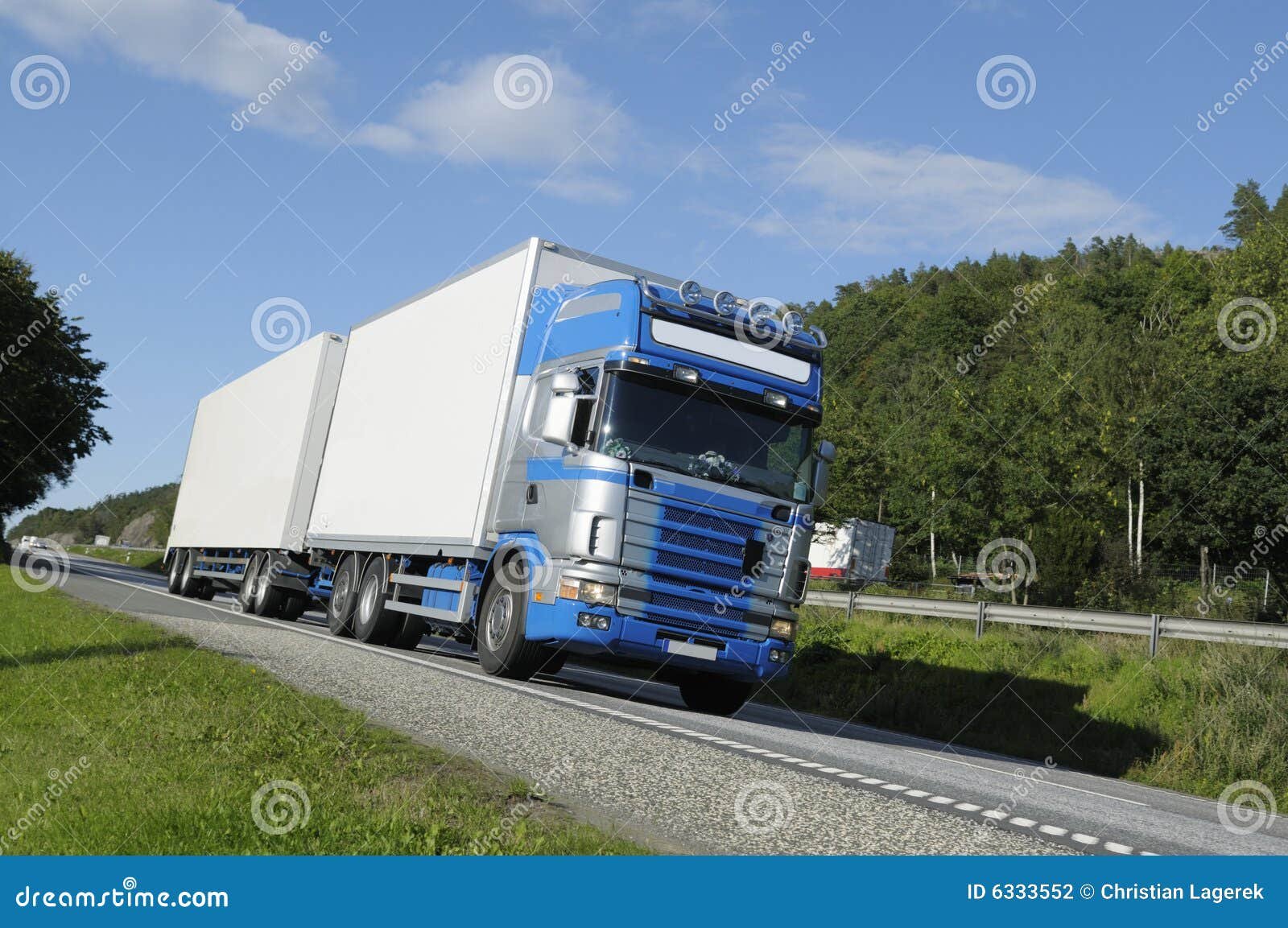 coche en una carretera escenica