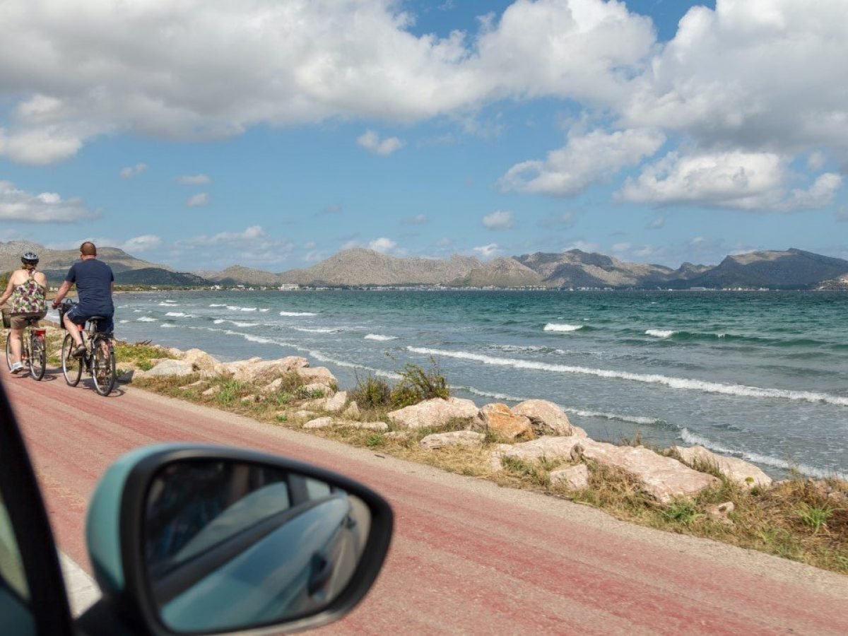 coche en una playa de mallorca