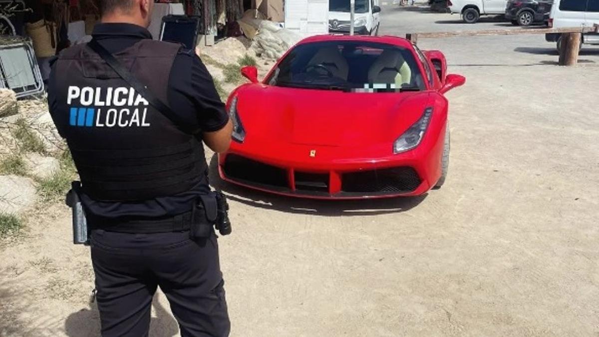 coche rojo en una playa de ibiza