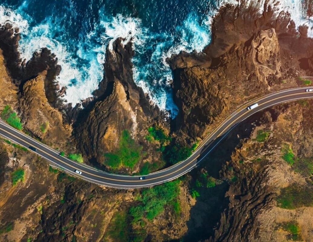 coches de alquiler en paisaje de cerdena