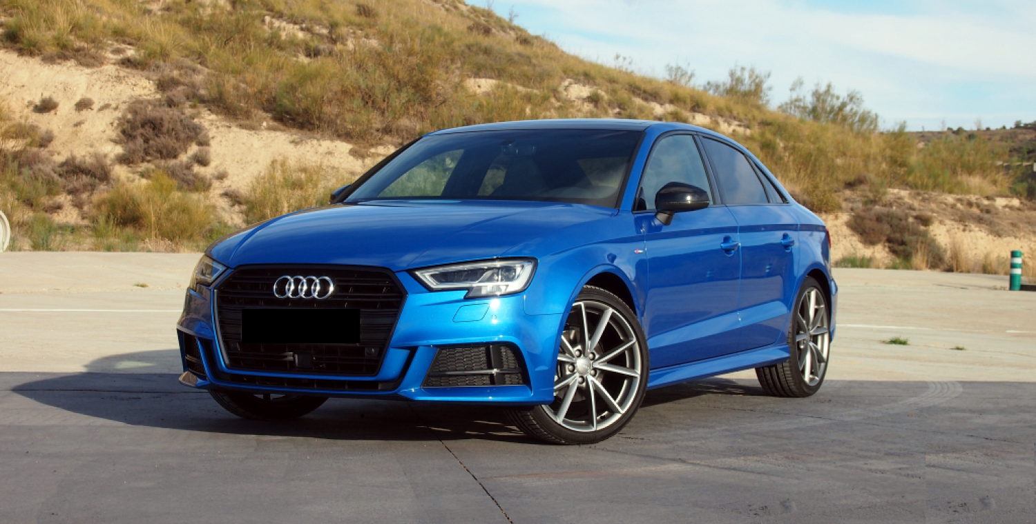 coches de alquiler en una carretera costera