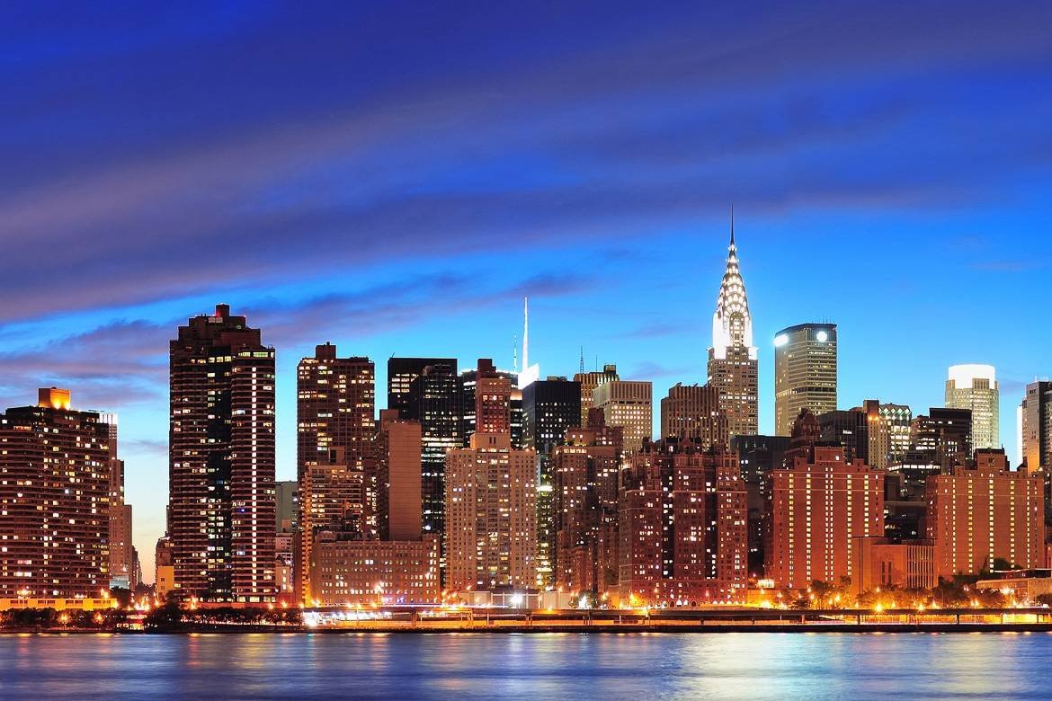 coches de alquiler frente a rascacielos neoyorquinos