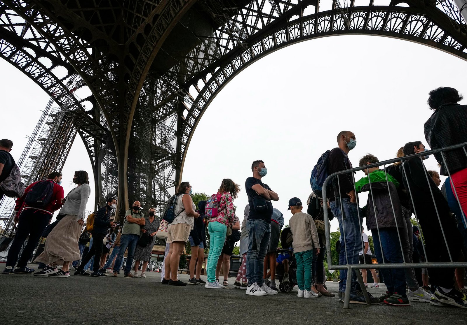 colas de turistas en la torre eiffel