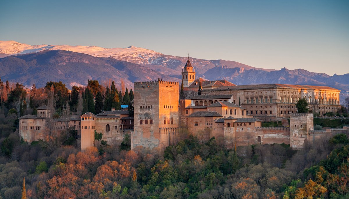 colinas de la alhambra al atardecer