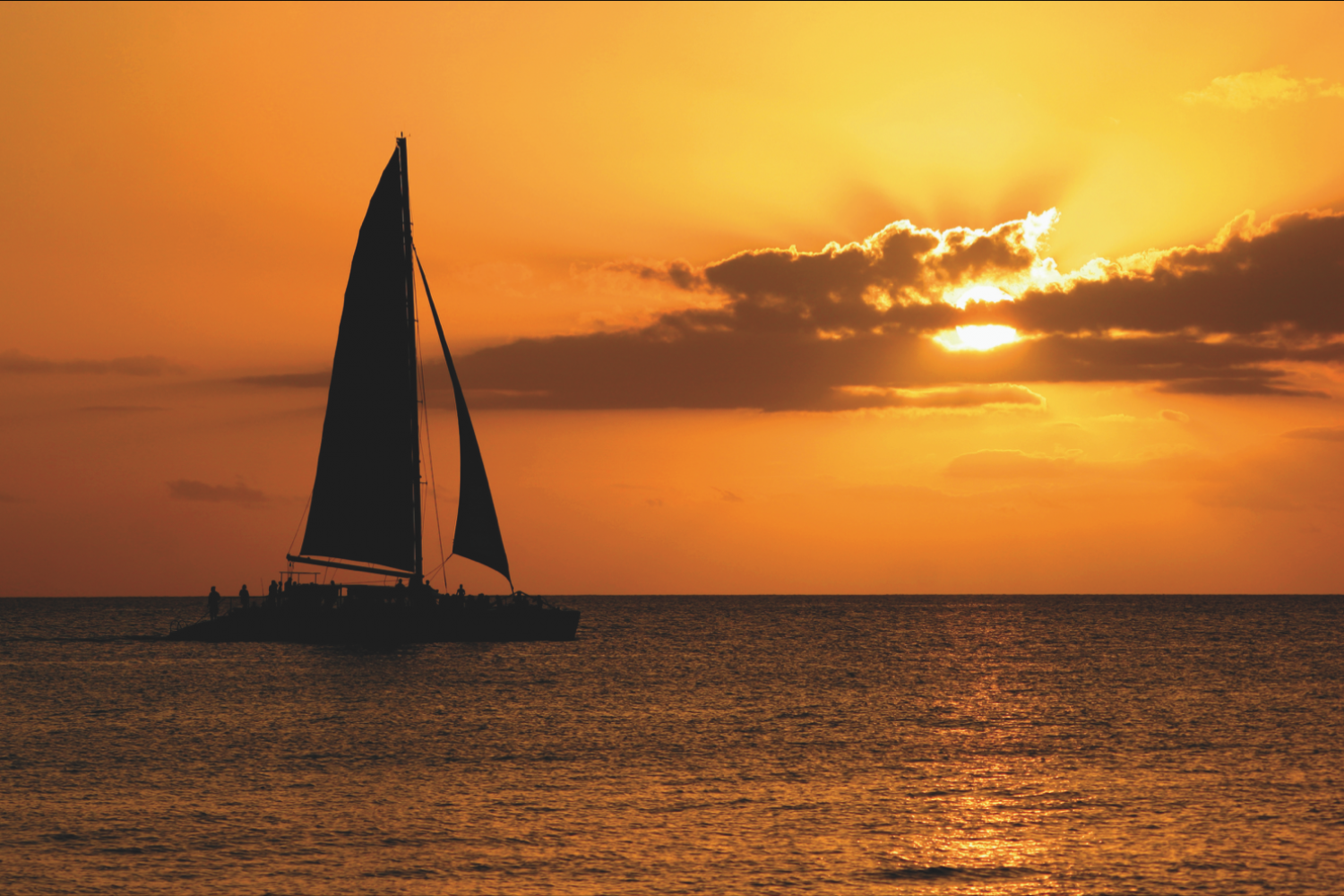 crucero en el mar al atardecer