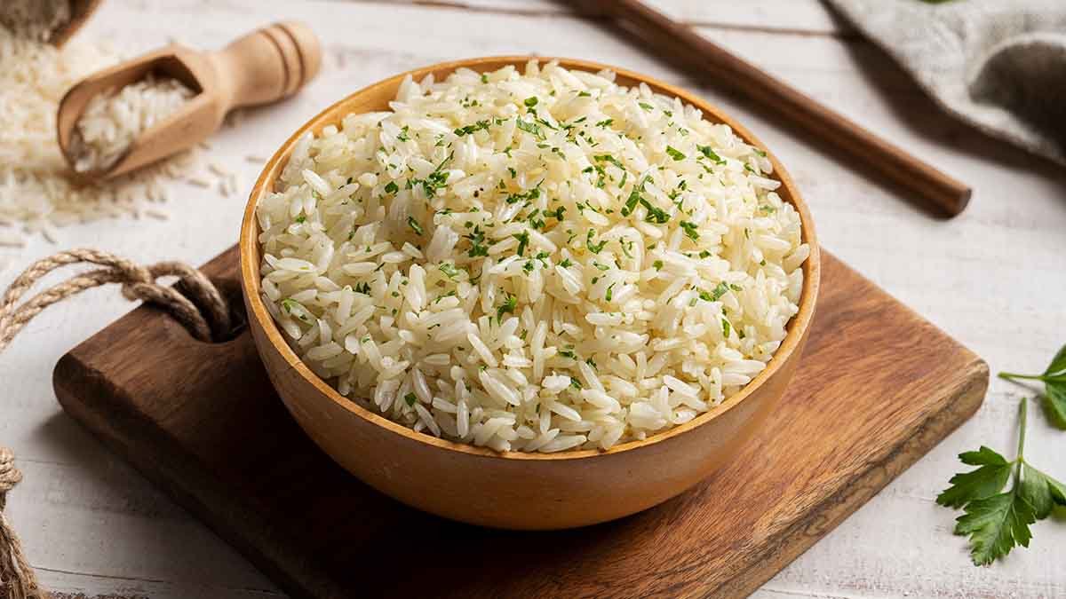 deliciosos platos de arroz en mesa