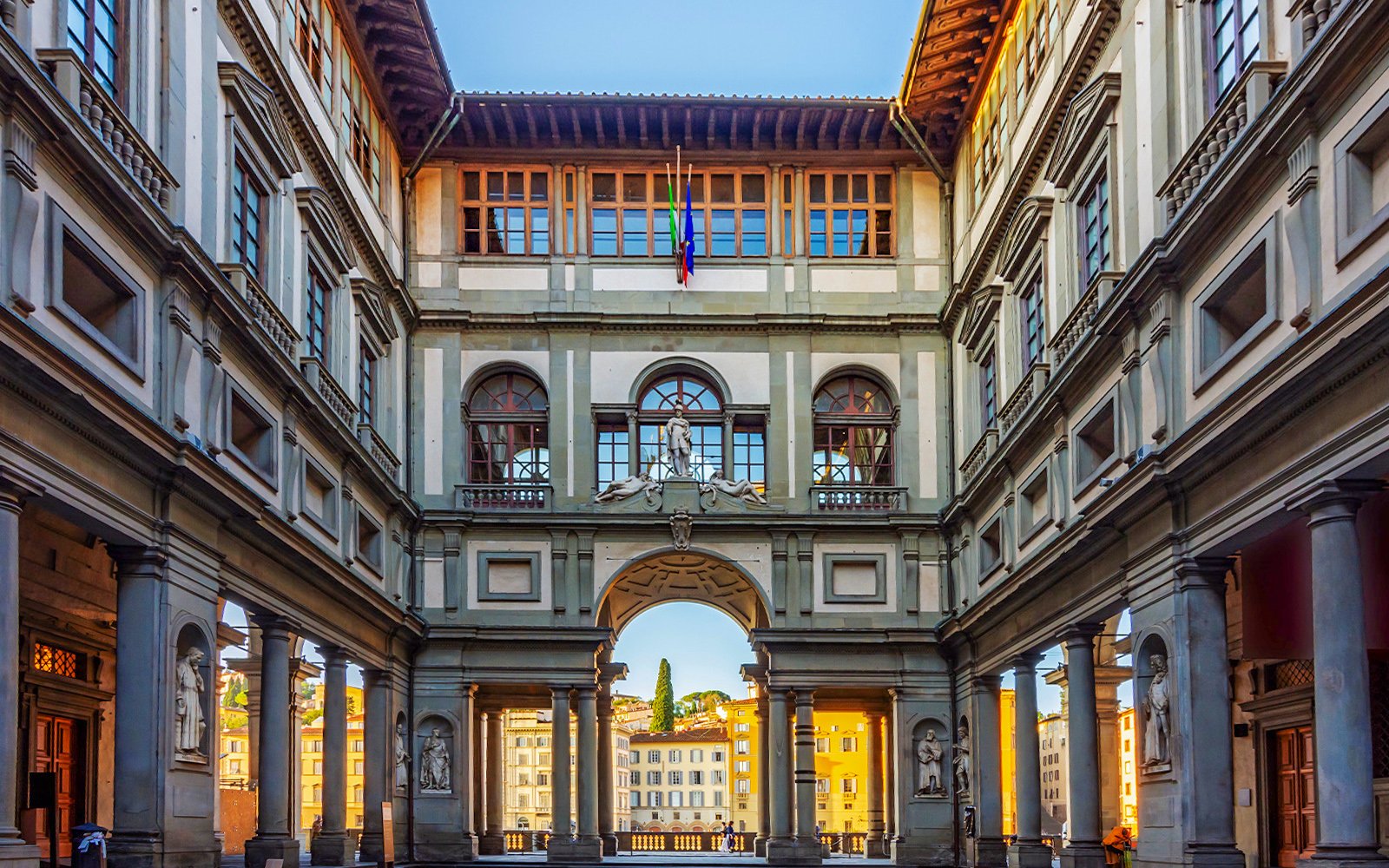entrada a la galeria uffizi en florencia