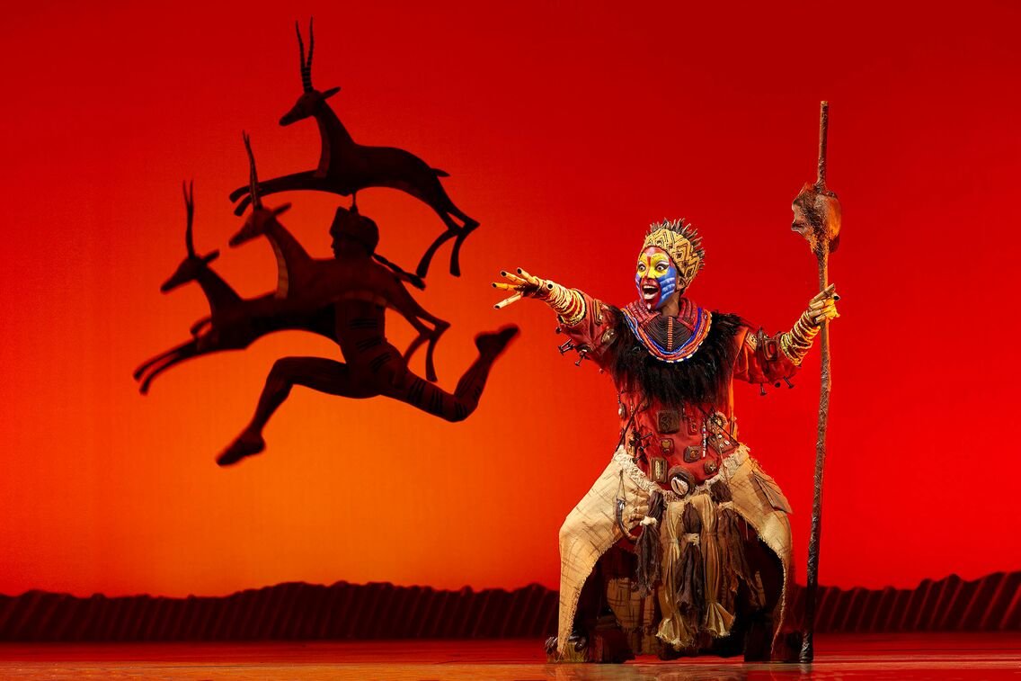 escena iconica de el rey leon en el escenario