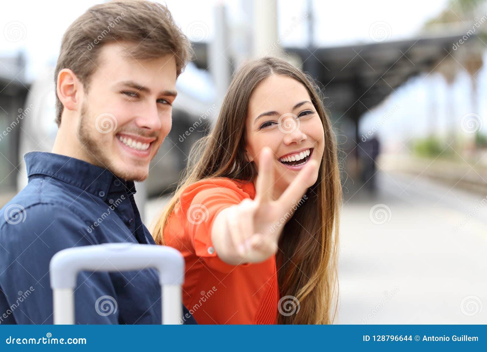 estacion de tren con viajeros felices