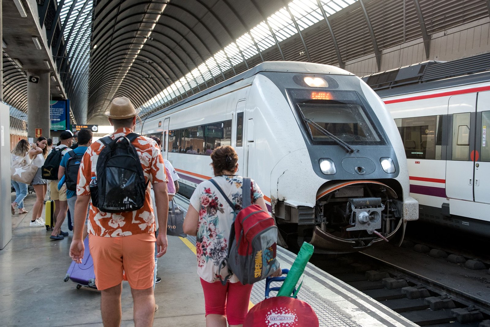 estacion de tren con viajeros y trenes 1