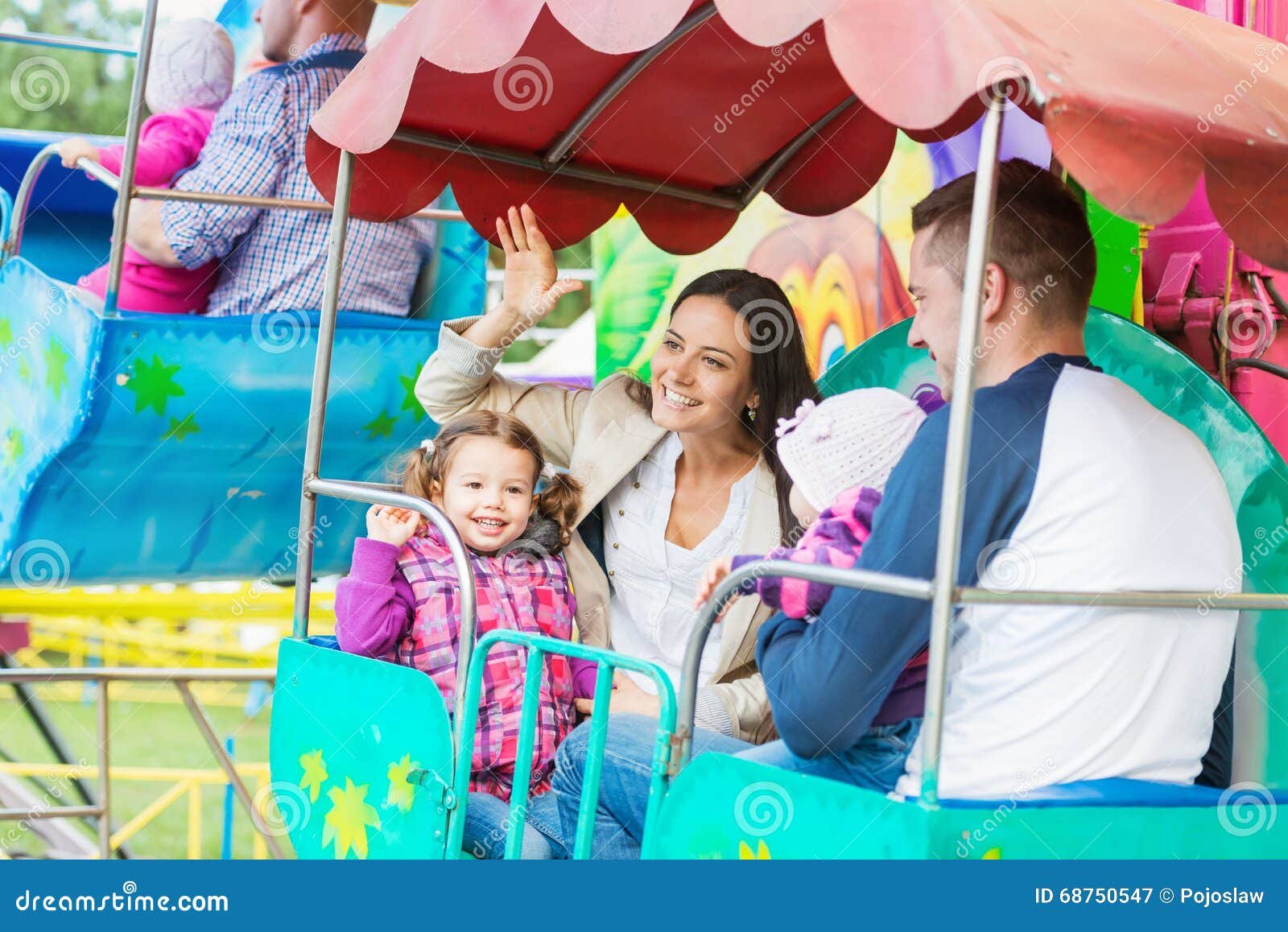 familia disfrutando en parque de atracciones