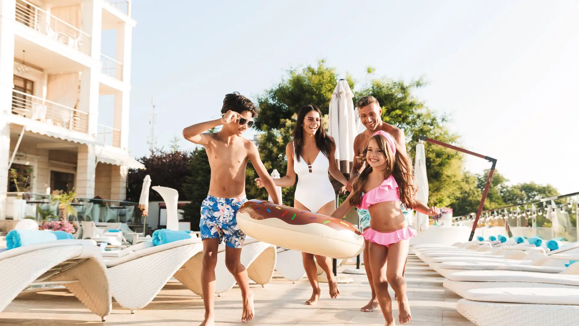 familia disfrutando en un hotel de playa