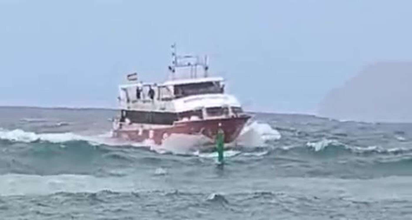 ferry navegando entre lanzarote y la graciosa