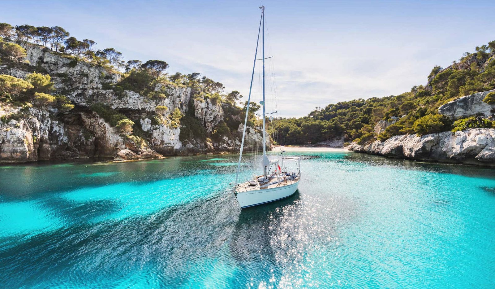 ferry navegando hacia la isla de menorca