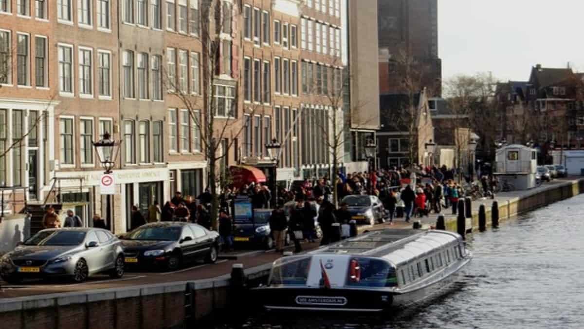 fila de turistas frente a la casa de ana frank