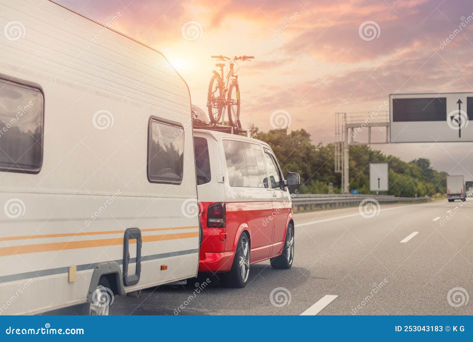 furgoneta en carretera europea panoramica