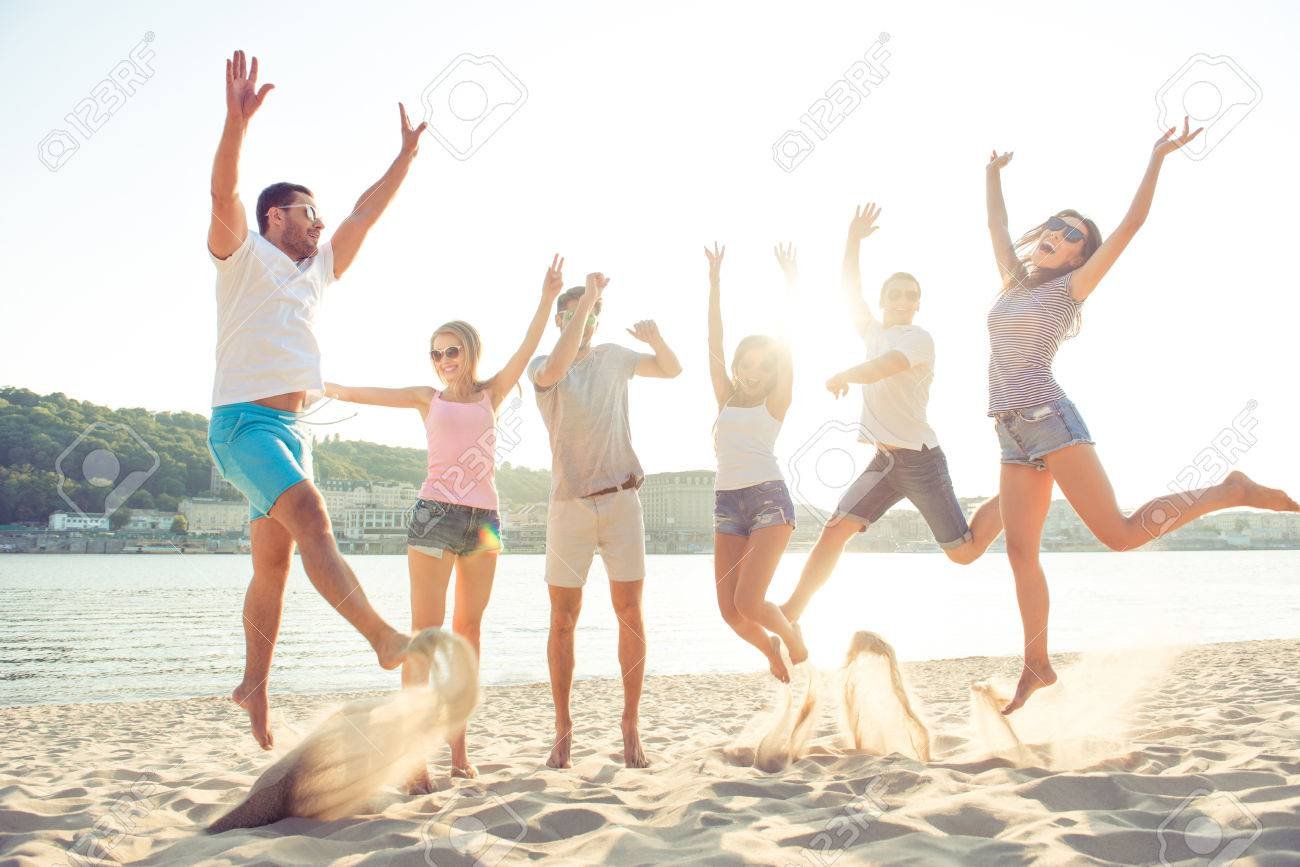 grupo de estudiantes disfrutando en la playa