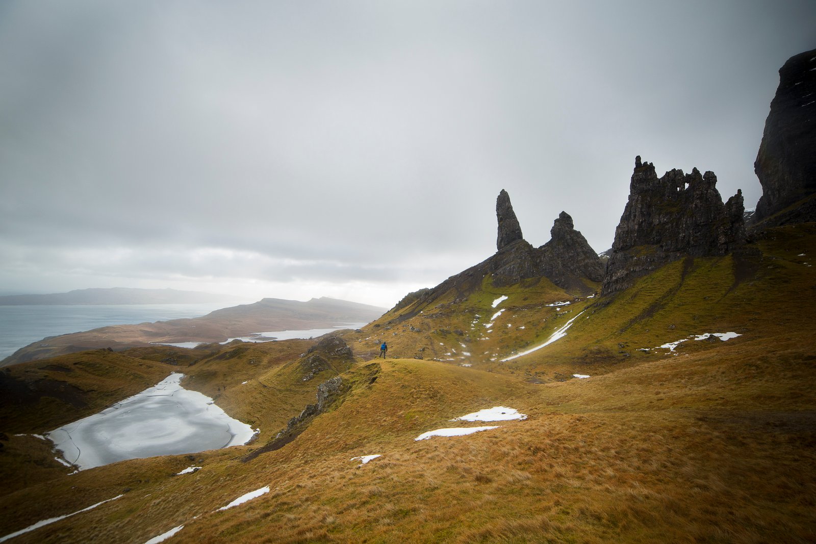 imponente paisaje del old man of storr