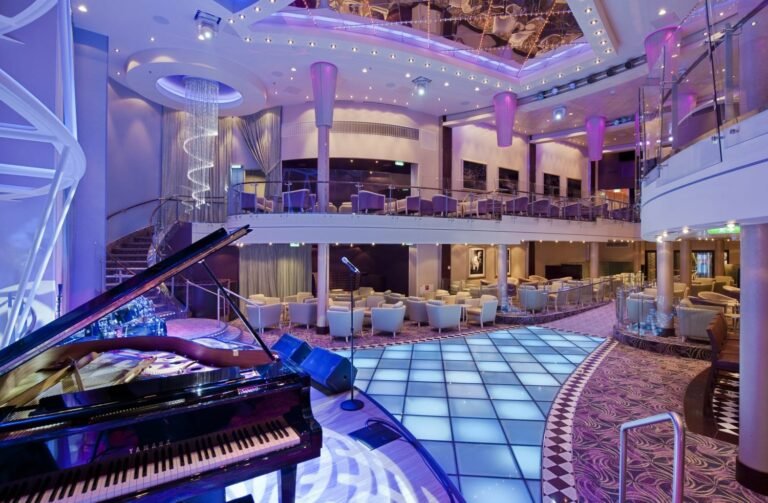 Qué atracciones y características tiene el Oasis of the Seas por dentro