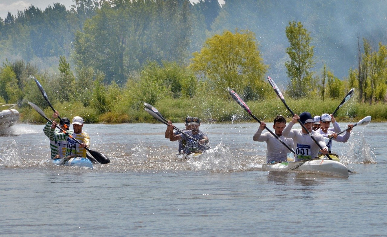 lago de como con actividades recreativas