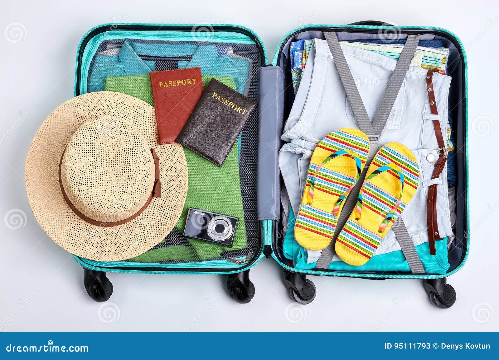 maleta abierta con ropa de playa y accesorios