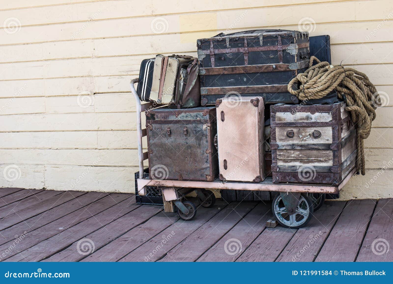maletas apiladas en una estacion de tren