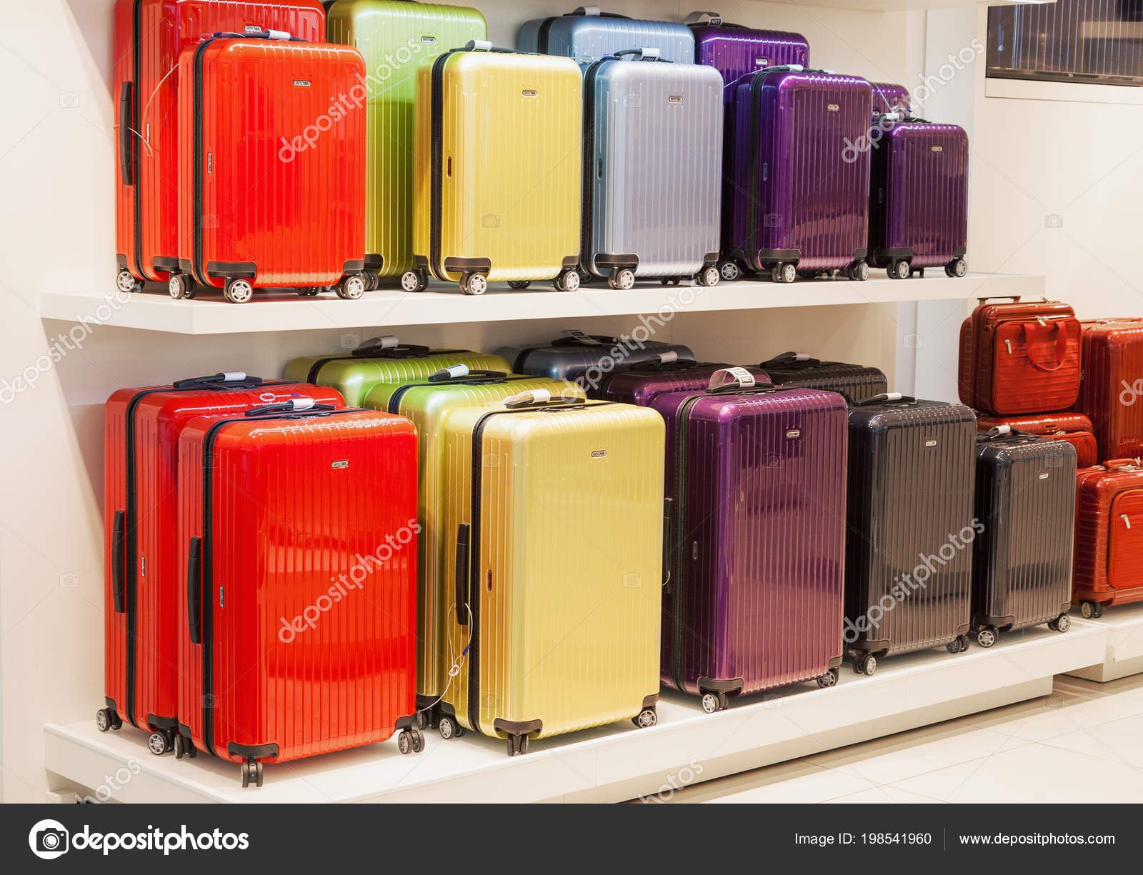 maletas coloridas en un escaparate