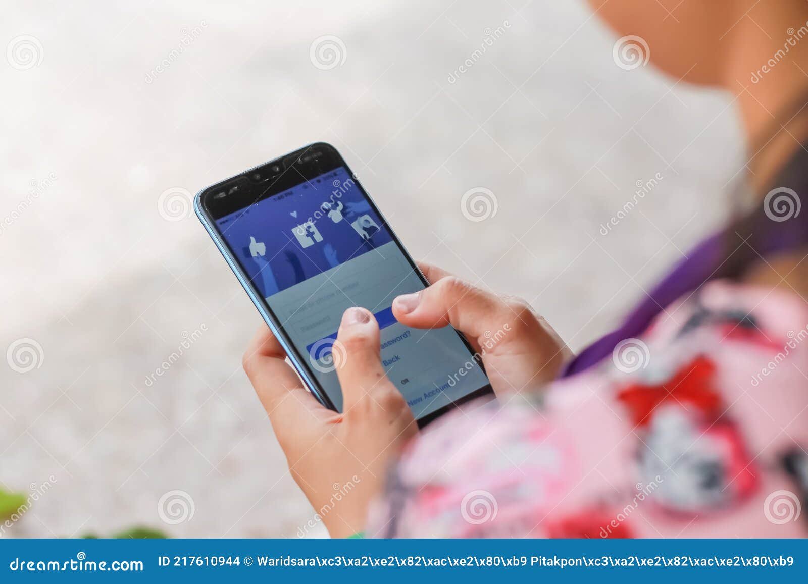 manos usando un smartphone con aplicacion