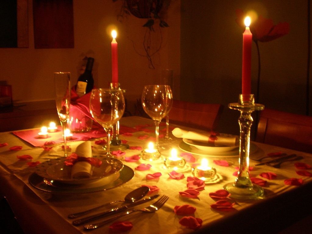 mesa para dos con velas romanticas