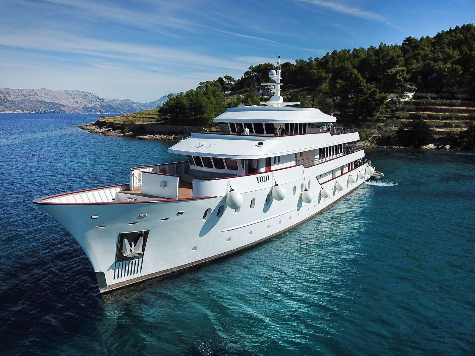 mini crucero navegando por aguas cristalinas