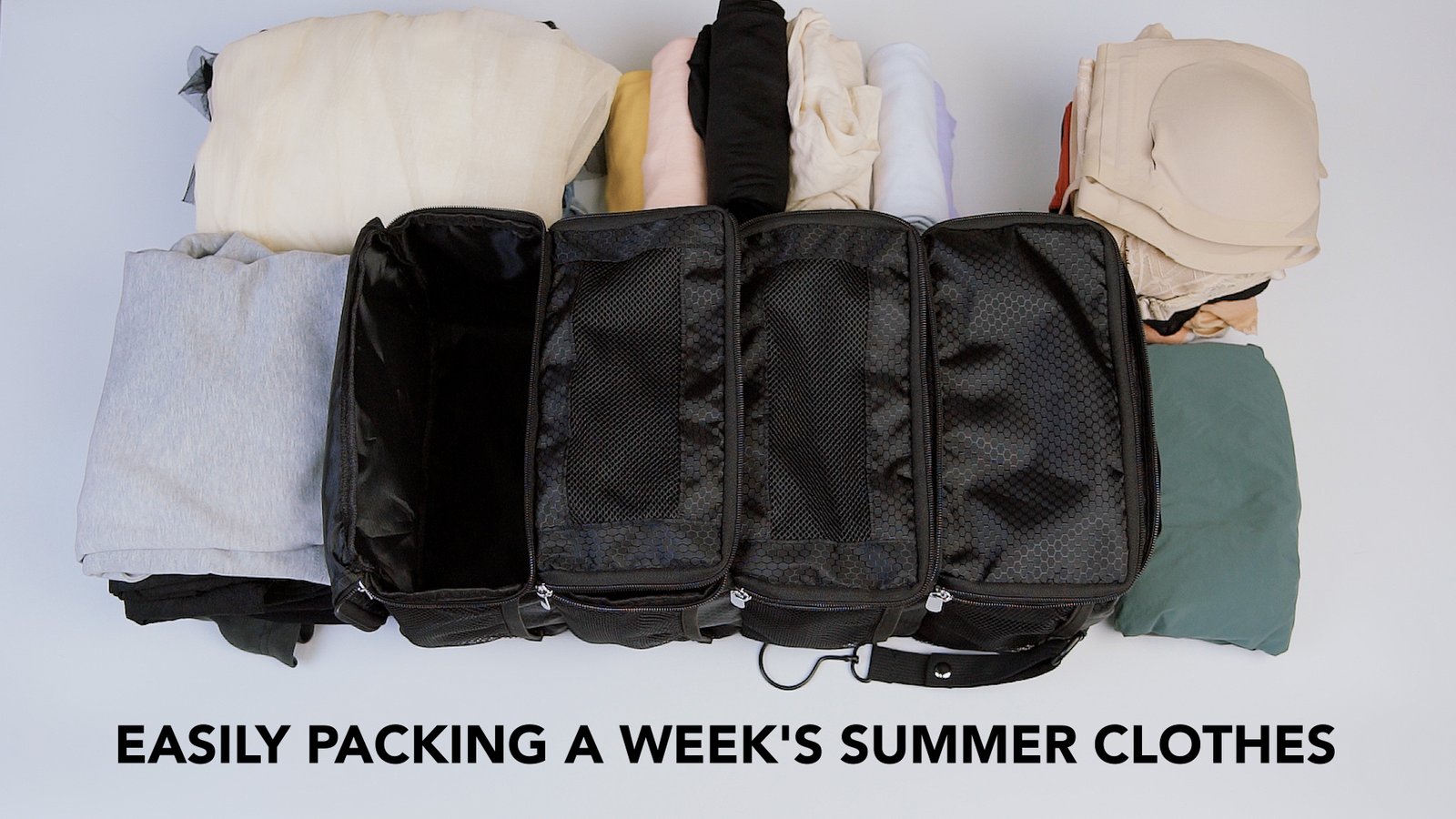 mochilas de viaje organizadas en estante