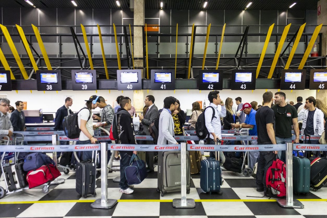 mostrador de check in en aeropuerto